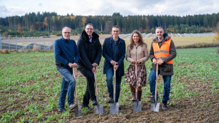 Der Baubeginn des Wieland Solarparks in Erbach wurde mit einem Spatenstich eingeläutet. Von links nach rechts: Constantin Freiherr von Ulm-Erbach (Verpächter der Fläche), Michael Keppeler (Wieland Gruppe), Achim Gaus (Bürgermeister Stadt Erbach), Miriam Held (Wieland Gruppe), Markus Dorschner (Projektleiter ETB Energy GmbH). Foto: Wieland