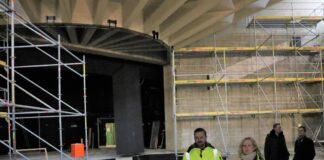 Das Stadttheater ist inzwischen vollständig entkernt. Die städtischen Projektleiter Judith Jablonowski und Epameinondas Doulgkeridis (links) sowie die Dezernenten Martin Gentzsch (im Hintergrund links) und Patrick Anders (rechts) machten sich ein Bild vom aktuellen Baufortschritt. Foto: Stadt Ratingen