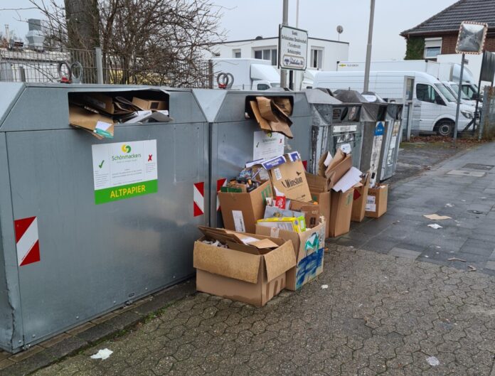 Kein schönes Bild: Ist der Altpapiercontainer voll, dürfen keine Kartons daneben gestellt werden. Foto: Stadt Ratingen