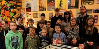 Kurz vor Weihnachten fand im Jugendtreff Eggerscheidt ein Kickerturnier statt. Ganz links ist Jayden Immig zu sehen. Er wird am 13. Januar zwölf Jahre alt und hat das Turnier mit Bravour gewonnen. Foto: Stadt Ratingen