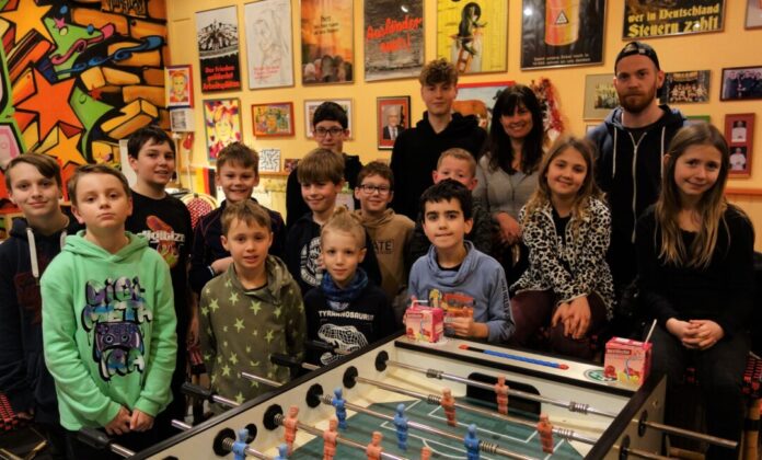 Kurz vor Weihnachten fand im Jugendtreff Eggerscheidt ein Kickerturnier statt. Ganz links ist Jayden Immig zu sehen. Er wird am 13. Januar zwölf Jahre alt und hat das Turnier mit Bravour gewonnen. Foto: Stadt Ratingen