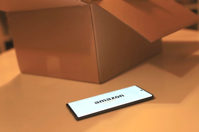 In der Vorweihnachtszeit sind viele Pakete unterwegs: Amazon-Kunden sollten bei E-Mails besonders aufmerksam sein. Foto: Volkmann