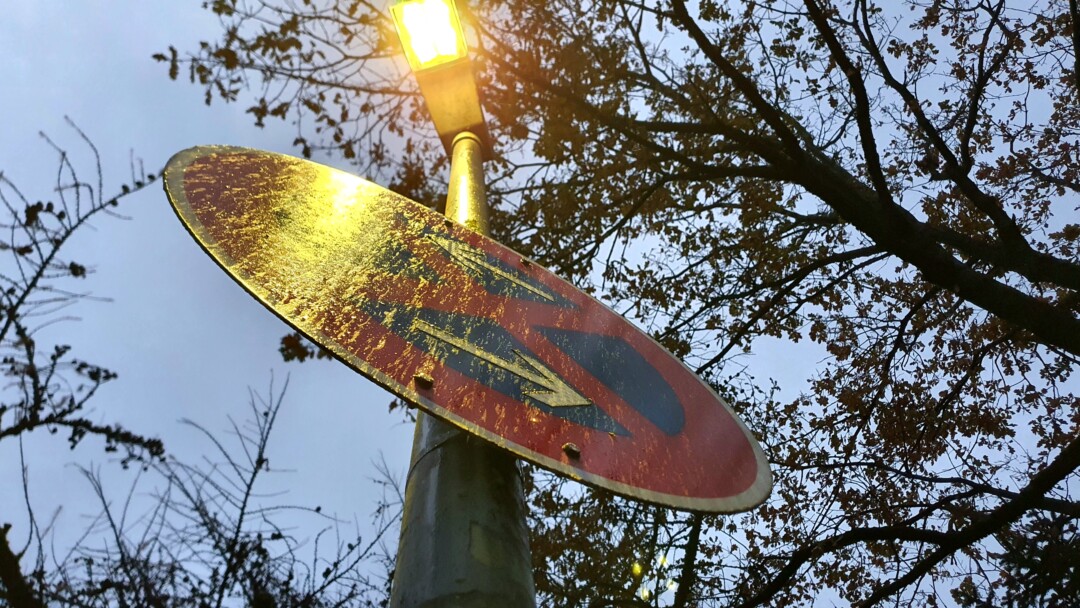 Beleuchtetes Parkverbotsschild bei Dämmerung.