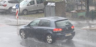 Ein Auto ist bei starkem Regen unterwegs. Foto: Volkmann