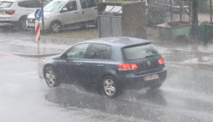 Ein Auto ist bei starkem Regen unterwegs. Foto: Volkmann