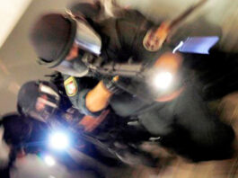 Polizeieinsatz in Bewegung, unscharfes Bild.