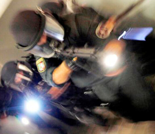 Polizeieinsatz in Bewegung, unscharfes Bild.