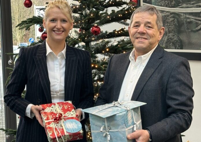 Alexia Spieler und Wolfgang Peetz bei der Übergabe der Geschenke für die „Wülfrather Kinder in Not“. Foto: Lhoist
