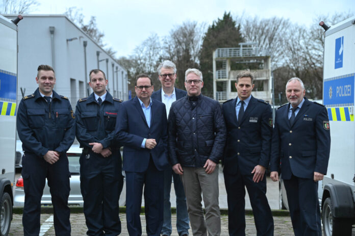 Sie haben über Maßnahmen für die Silvesternacht beraten: Branddirektor Sascha Keil, Brandrat Philipp Bergmann, Essens Oberbürgermeister Thomas Kufen, Ordnungsdezernent Christian Kromberg, Polizeipräsident Andreas Stüve, Polizeiführer der BAO Silvester Polizeioberrat Achim Kroner sowie der Leitende Polizeidirektor Detlef Köbbel. Foto: Polizei Essen Sie haben über Maßnahmen für die Silvesternacht beraten: Branddirektor Sascha Keil, Brandrat Philipp Bergmann, Essens Oberbürgermeister Thomas Kufen, Ordnungsdezernent Christian Kromberg, Polizeipräsident Andreas Stüve, Polizeiführer der BAO Silvester Polizeioberrat Achim Kroner sowie der Leitende Polizeidirektor Detlef Köbbel. Foto: Polizei Essen
