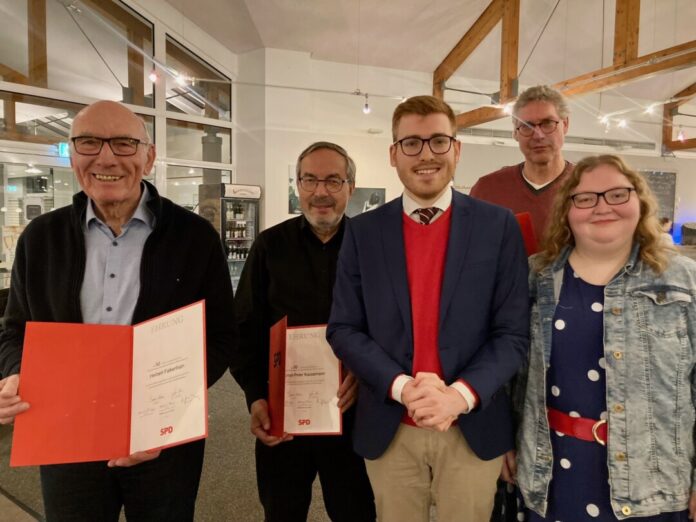 Freude bei der Mitgliederehrung der SPD: Herbert Falkenhain (50 J.), Ernst-Peter Kausemann (50 J.), Vorsitzender Niels Sperling, Reinhard Schatte (40 J.) und die stellvertretende Vorsitzende Ann Kathrin Buschmann.