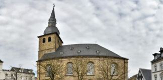 Historische Kirche mit Turm im Stadtzentrum