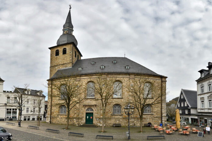 Historische Kirche mit Turm im Stadtzentrum