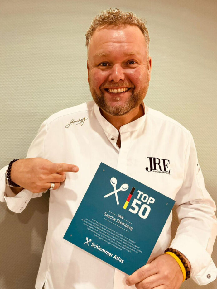 Koch hält Auszeichnung "Top 150 Schlemmer Atlas