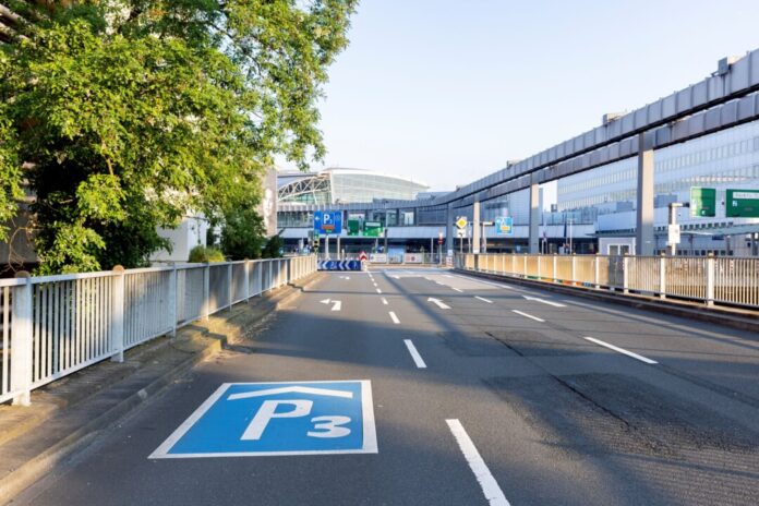 Zufahrt zum Terminal auf der Abflugebene: Links geht es zum modernisierten Parkhaus P3, geradeaus zur Kiss & Fly-Zone. Foto: Flughafen Düsseldorf / Andreas Wiese