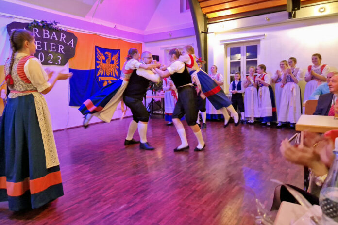 Volkstanz in traditioneller Tracht bei Feier.