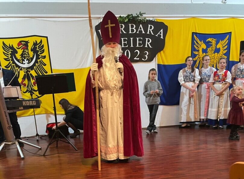Bischof Figur bei Barbara Feier 2023 mit Zuschauern.