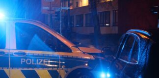 Polizeiauto mit Blaulicht bei Nacht Unfall.
