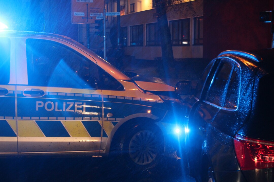 Polizeiauto mit Blaulicht bei Nacht Unfall.