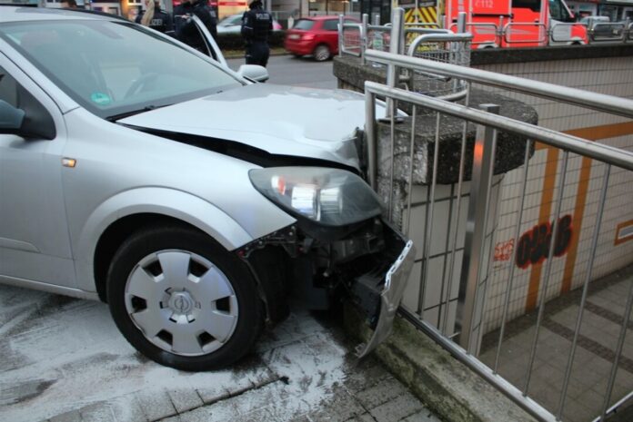 Auto kollidiert mit Geländer in der Stadt.