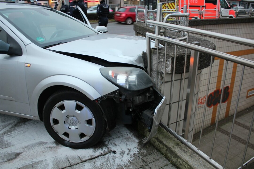 Auto kollidiert mit Geländer in der Stadt.