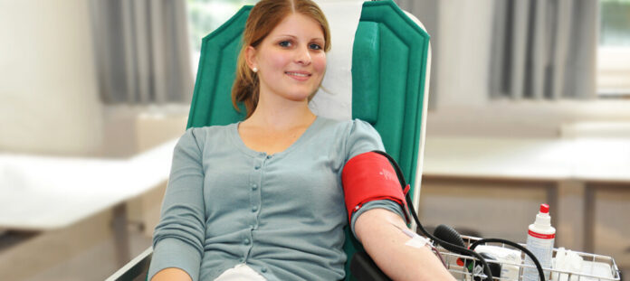 Frau spendet Blut im Krankenhaus.