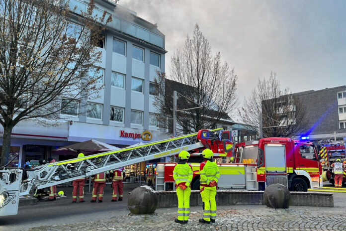 Feuerwehreinsatz mit Drehleiter in deutscher Stadt.