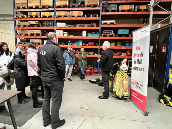 Im Rahmen von Führungen wurden die Interessierten des Brandschutztages an die einzelnen Stände herangeführt. Foto: Feuerwehr Wülfrath