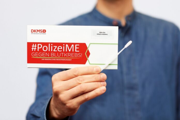DKMS Kampagne für Blutkrebs-Registrierung mit Wattestäbchen.