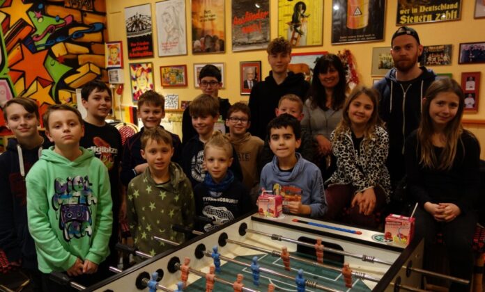 Ein Gruppenbild der Teilnehmer eines Kickerturniers im Eggerscheidter Jugendtreff. Foto: Michael Baaske/Archiv