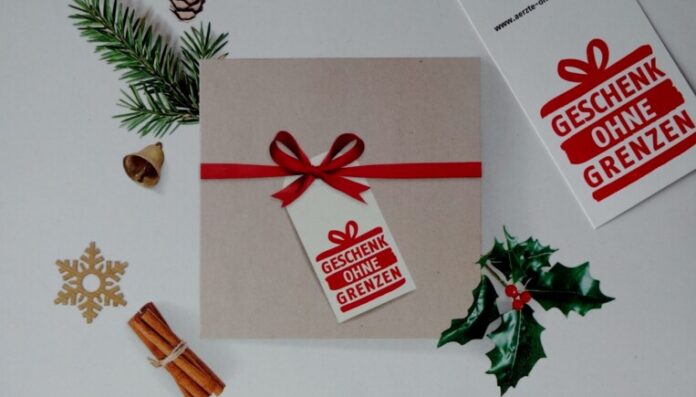 Weihnachtsspendenurkunde mit Dekoration und Geschenkanhänger.
