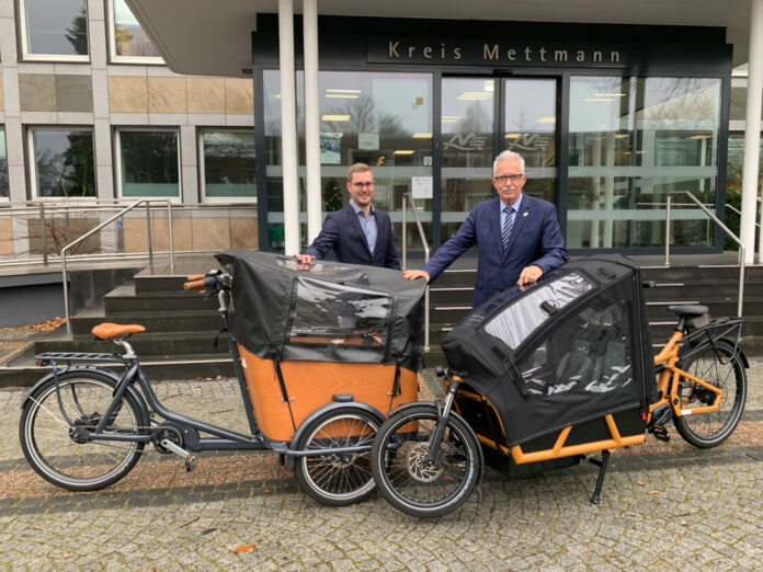 Sebastian Kock und Landrat Thomas Hendele mit zwei Lastenrädern. Foto: Kreis ME