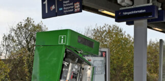 Beschädigter Fahrkartenautomat auf Bahnsteig.