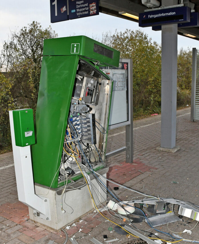 Beschädigter Fahrkartenautomat auf Bahnsteig.