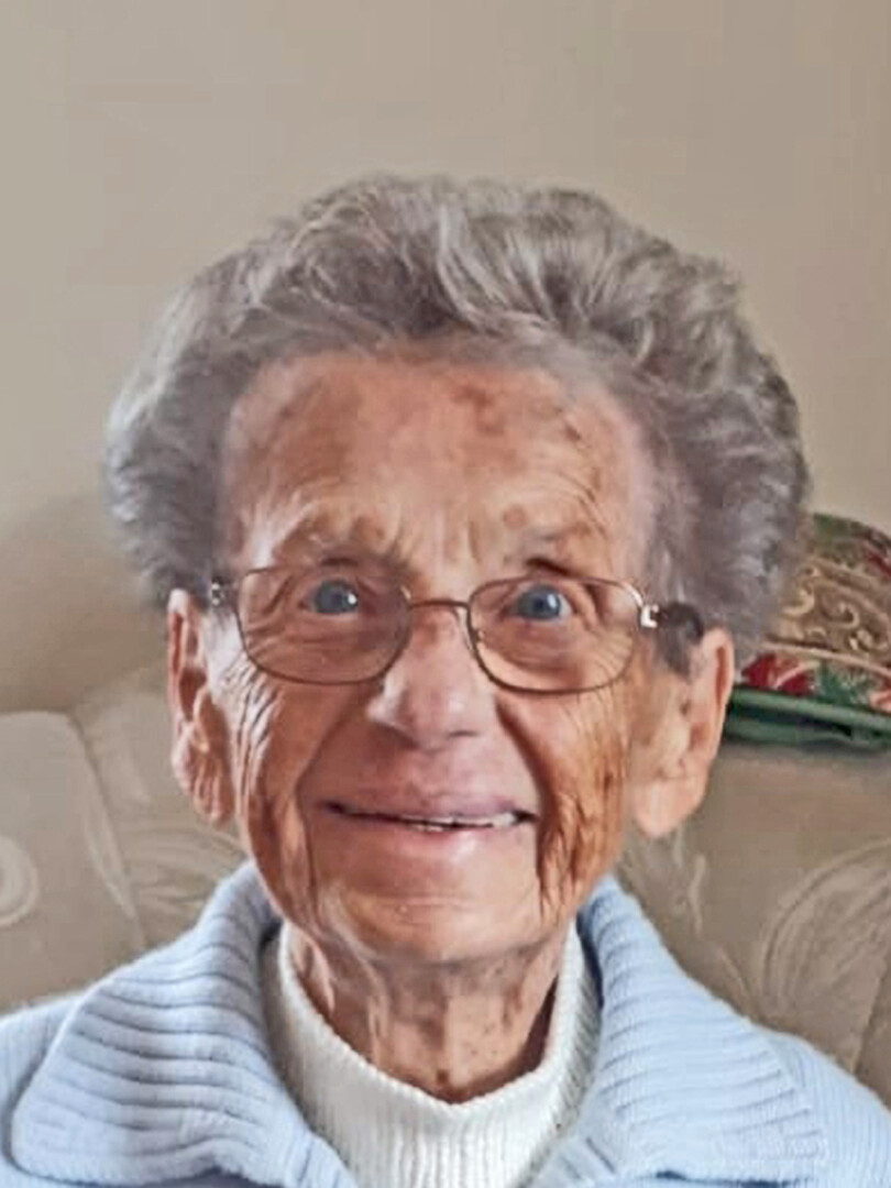 Lächelnde ältere Dame mit Brille im Innenraum