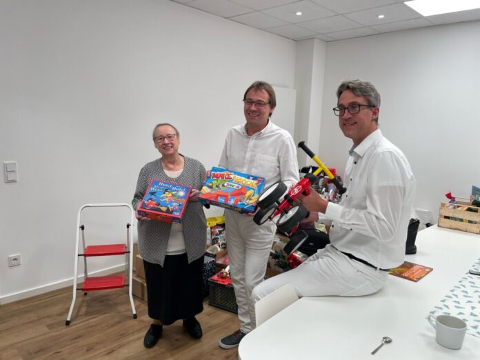 Gisela Fleter von der Tafel mit Dr. Markus Leidag und Thorsten Kober bei der Spendenübergabe. Foto: Diakonie