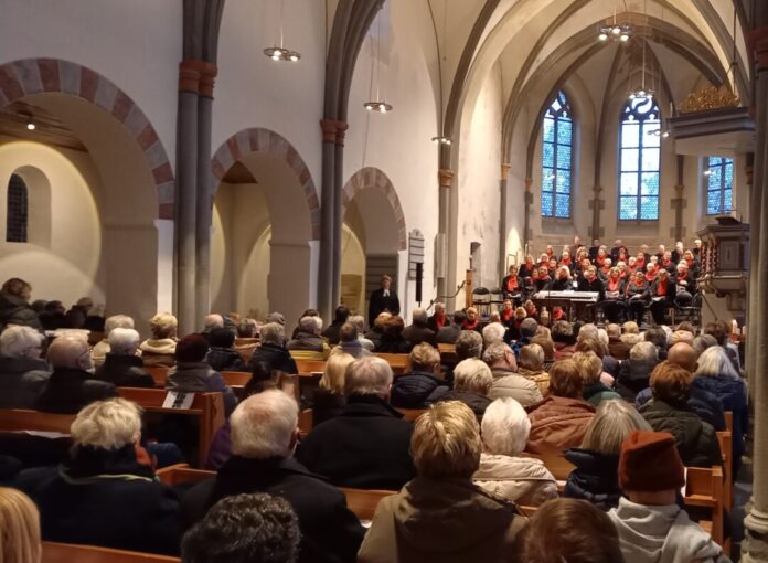 Chorkonzert in historischer Kirche mit Publikum.