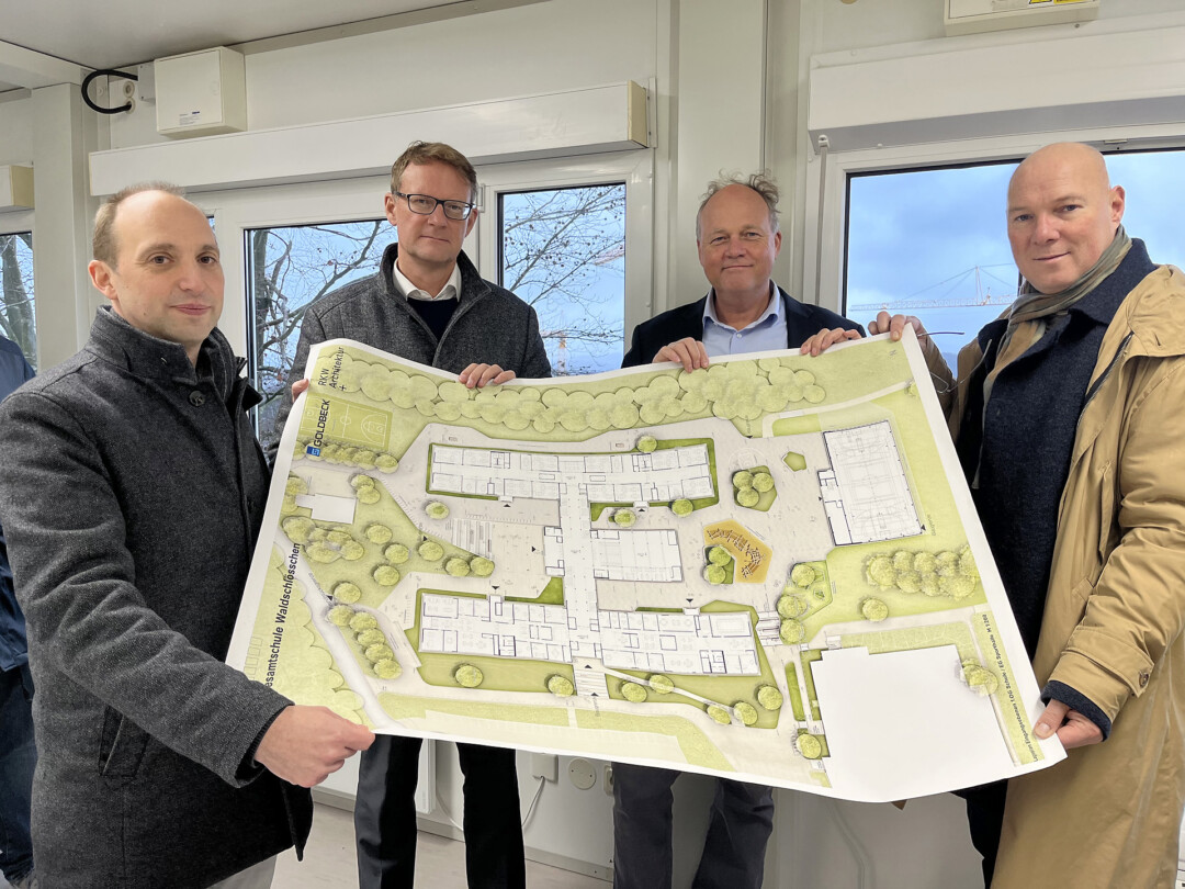 Männer präsentieren Architekturprojekt-Plan.