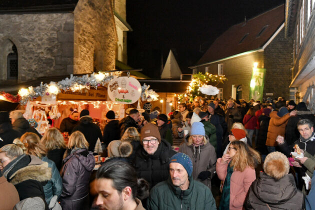 Lebendiger Weihnachtsmarkt bei Nacht in Deutschland.