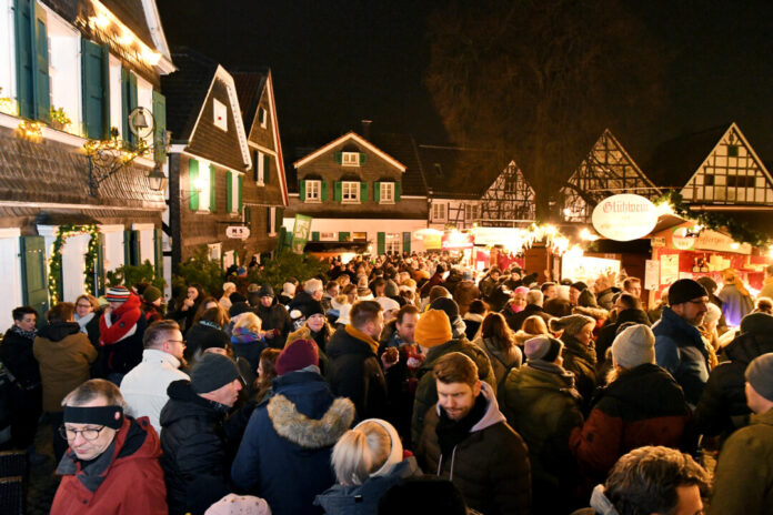Weihnachtsmarkt in deutscher Kleinstadt bei Nacht