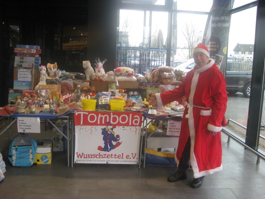 Weihnachtsmann bei Tombola für wohltätigen Zweck.