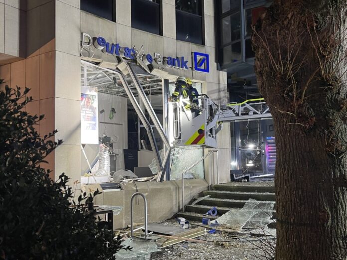In der Nacht zu Donnerstag wurde ein Geldautomat in einer Bankfiliale in Erkrath gesprengt. Foto: Feuerwehr Erkrath
