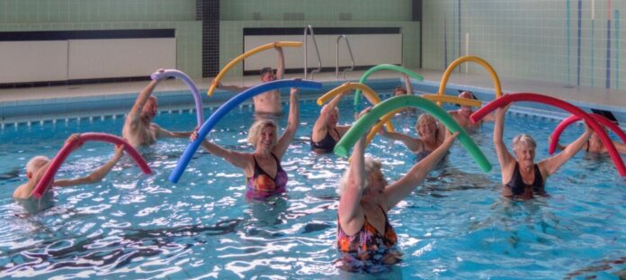 Senioren bei Wassergymnastik im Schwimmbad.