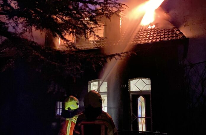 Am Samstagabend kam es zu einem Brandausbruch in einem Mehrfamilienhaus in Heiligenhaus-Isenbügel. Foto: FW Heiligenhaus