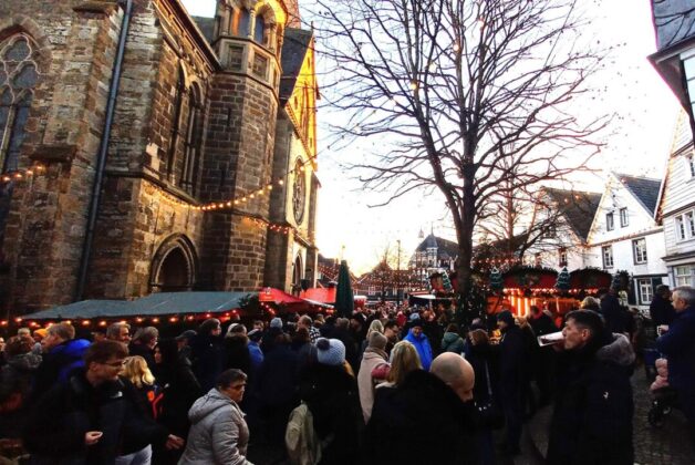 Lebhafter Weihnachtsmarkt bei Dämmerung in Deutschland