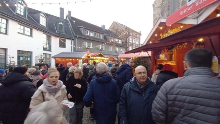 Besucher auf einem traditionellen deutschen Weihnachtsmarkt.