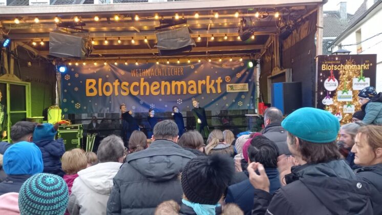 Aufführung auf dem Blotschenmarkt, weihnachtliches Bühnenprogramm.