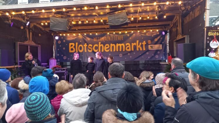 Bühnenperformance auf dem Weihnachtsmarkt Blotschenmarkt.