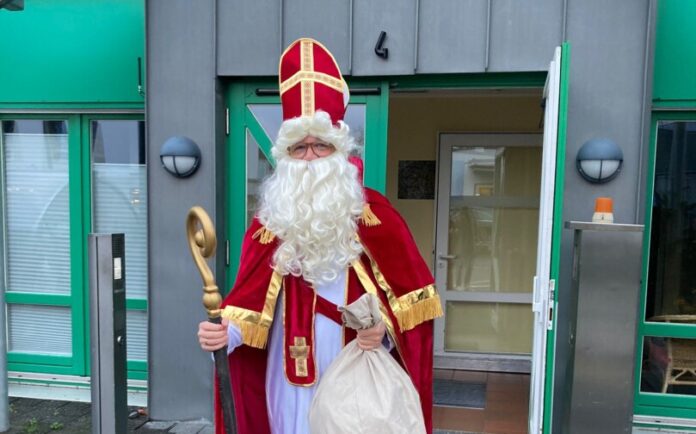 Person verkleidet als Sankt Nikolaus mit Bischofsstab.