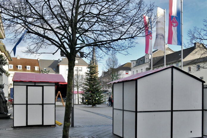 Stadtplatz mit Marktständen und Fahnen