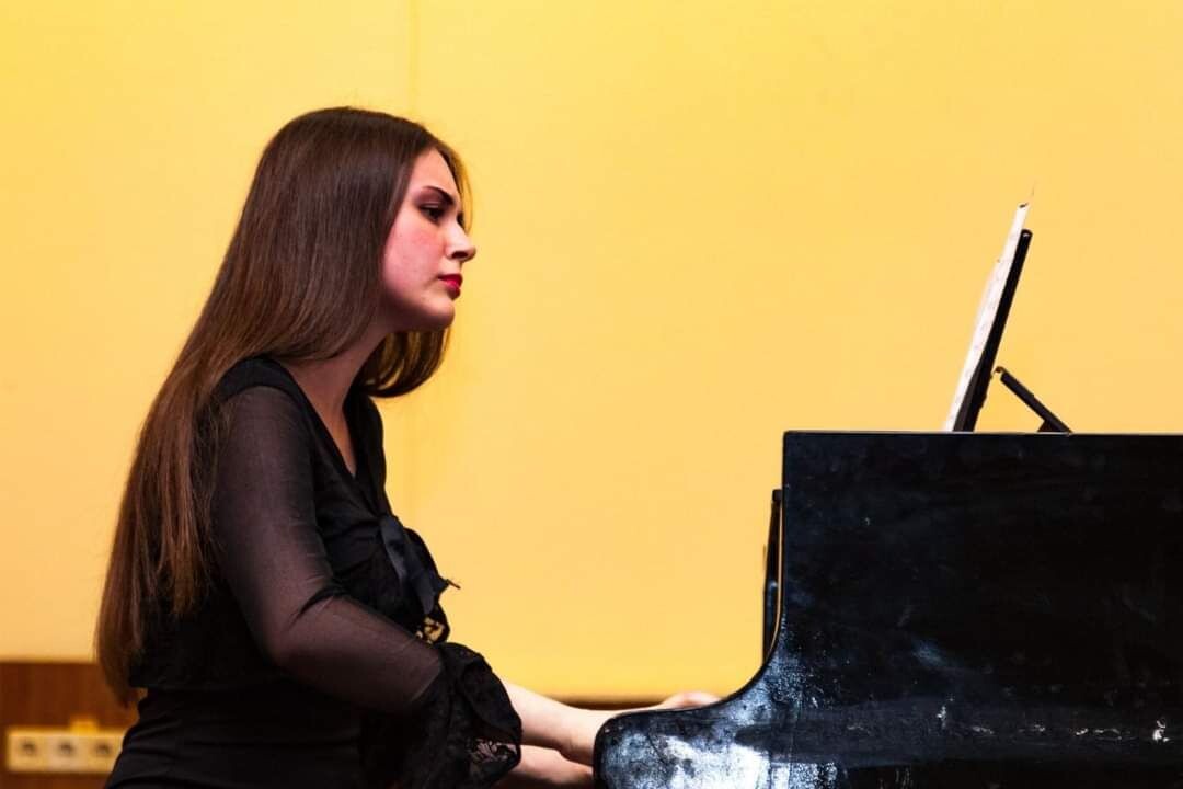 Frau spielt Klavier, konzentriert, Musikerin.